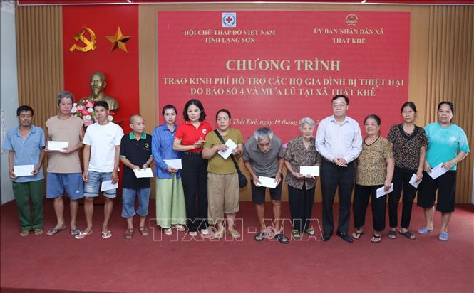 Phó Chủ tịch Hội Chữ thập đỏ tỉnh Lạng Sơn Trần Thị Phương Trinh và Chủ tịch Liên minh HTX tỉnh Lạng Sơn Liễu Xuân Du trao kinh phí hỗ trợ các hộ gia đình bị ảnh hưởng bởi bão số 4 và mưa lũ trên địa bàn xã Thất Khê. Ảnh: Anh Tuấn – TTXVN