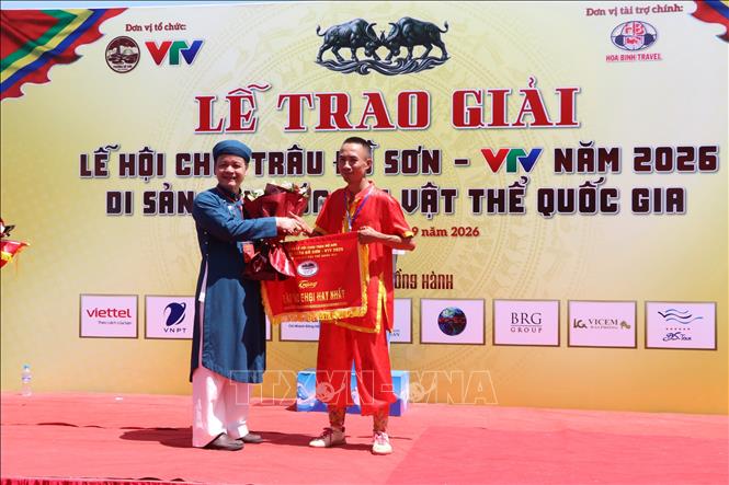 Ban tổ chức trao giải 