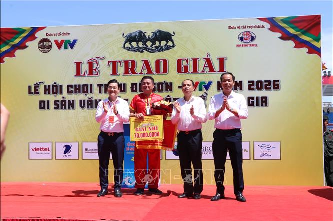 Lãnh đạo phường Đồ Sơn, Hải Phòng trao giải Nhì cho chủ trâu số 21. Ảnh: Mạnh Minh - TTXVN