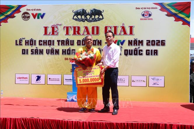 Ban tổ chức trao giải 