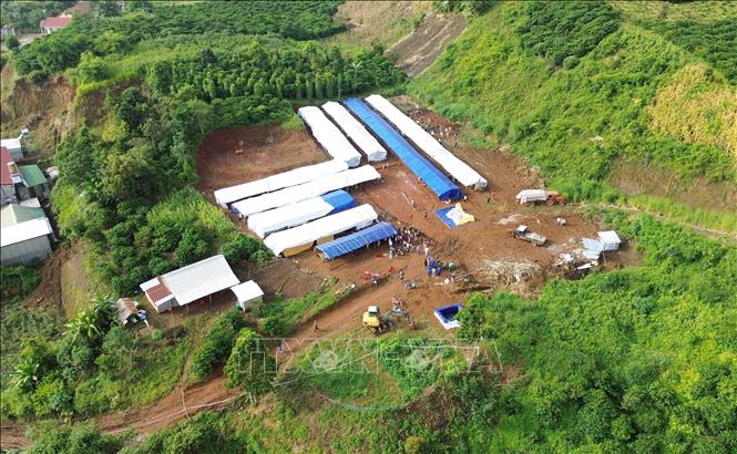 Khu lán trại tạm được bố trí làm nơi sơ tán cho người dân thôn Đắk Snao (xã Quảng Sơn, Lâm Đồng) trên diện tích khoảng 3.000 m2. Ảnh: Nguyễn Huy Thành – TTXVN