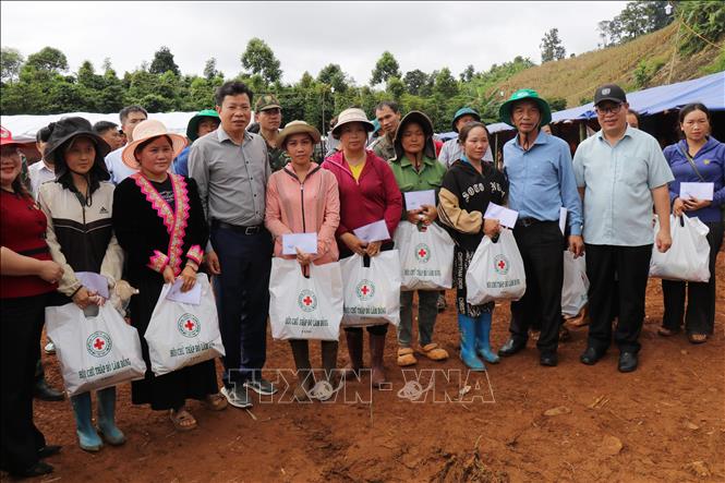 Lãnh đạo tỉnh Lâm Đồng thăm hỏi, động viên và trao quà cho người dân thôn Đắk Snao (xã Quảng Sơn) phải tạm thời di dời do tình trạng sụt lún đất. Ảnh: Nguyễn Huy Thành – TTXVN