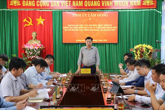 Phó Bí thư Tỉnh ủy, Chủ tịch Hội đồng Nhân dân tỉnh Lâm Đồng Lưu Văn Trung làm việc với các sở, ban, ngành và chính quyền địa phương về phương án xử lý tình trạng sạt lở đất tại thôn Đắk Snao, xã Quảng Sơn. Ảnh: Nguyễn Huy Thành – TTXVN