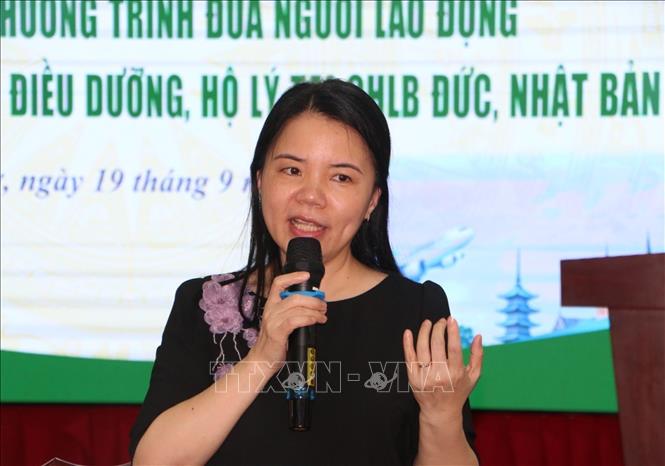 Bà Phạm Ngọc Lan, Phó Giám đốc Trung tâm Lao động ngoài nước (COLAB) giải đáp thắc mắc của người lao động tìm hiểu về thị trường lao động nước ngoài. Ảnh: Duy Khương - TTXVN
