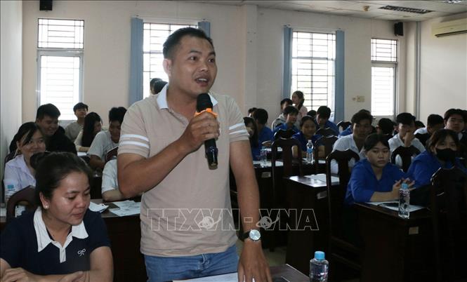 Người lao động thắc mắc những vấn đề liên quan đến việc đi lao động ở nước ngoài. Ảnh: Duy Khương - TTXVN
