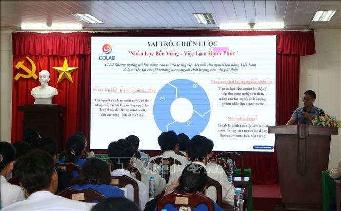 Trung tâm Dịch vụ Việc làm thành phố Cần Thơ phối hợp tổ chức giới thiệu các chương trình lao động ở nước ngoài đến lực lượng lao động trẻ các xã, phường. Ảnh: Duy Khương - TTXVN