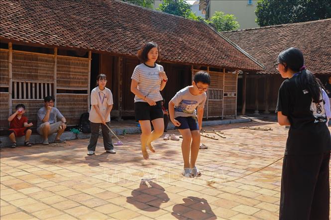 Các em nhỏ trực tiếp tham gia nhiều hoạt động trải nghiệm. Ảnh: Khánh Hoà - TTXVN