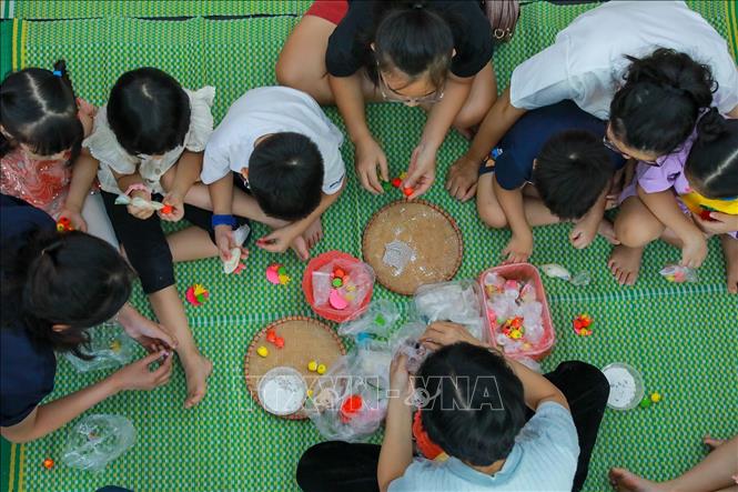 Các em nhỏ trực tiếp tham gia nhiều hoạt động trải nghiệm. Ảnh: Khánh Hoà - TTXVN