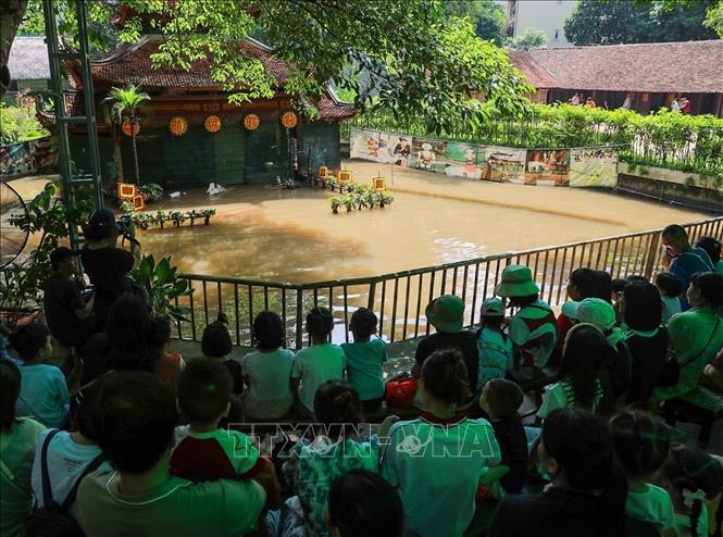 Khán giả theo dõi nghệ thuật múa rối nước dân gian. Ảnh: Khánh Hoà - TTXVN