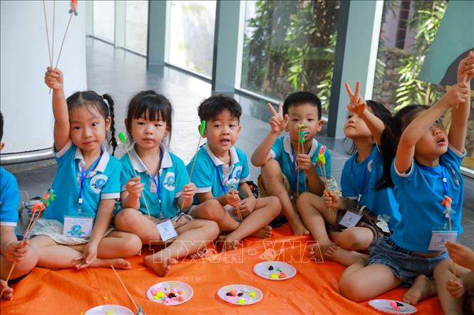 Các em nhỏ trực tiếp tham gia nhiều hoạt động trải nghiệm. Ảnh: Khánh Hoà - TTXVN