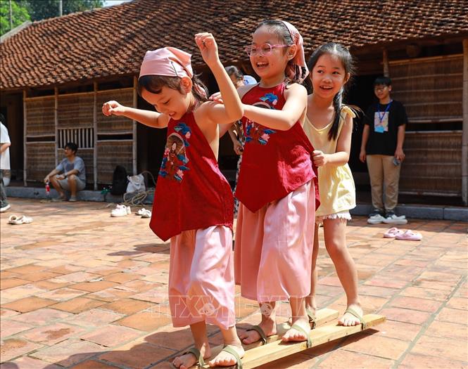 Các em nhỏ trực tiếp tham gia nhiều hoạt động trải nghiệm. Ảnh: Khánh Hoà - TTXVN