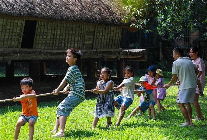 Các em nhỏ trực tiếp tham gia nhiều hoạt động trải nghiệm. Ảnh: Khánh Hoà - TTXVN