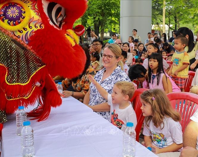 Các em nhỏ quốc tế thích thú tham gia chương trình. Ảnh: Khánh Hoà - TTXVN