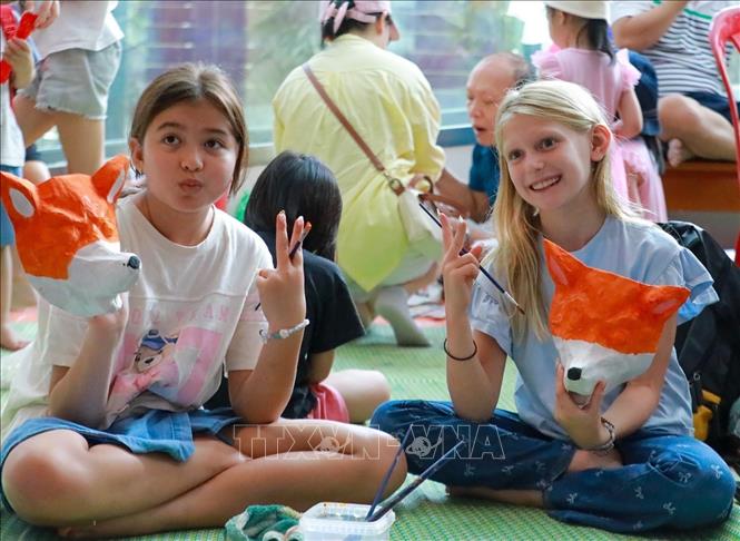 Các em nhỏ quốc tế thích thú tham gia chương trình. Ảnh: Khánh Hoà - TTXVN