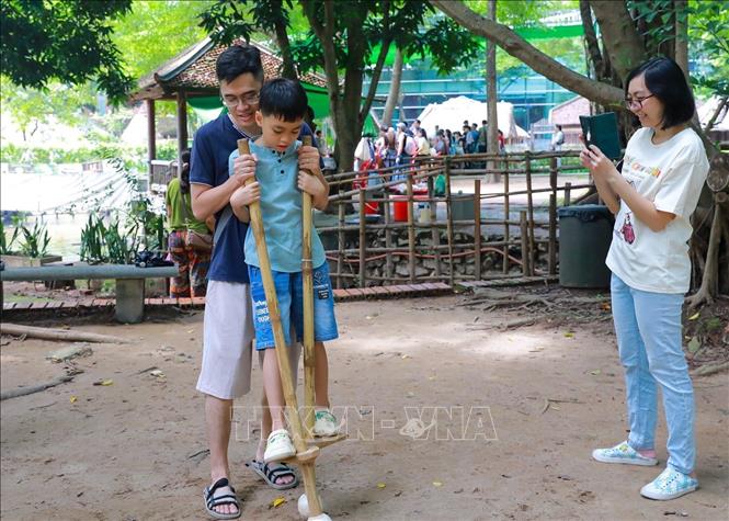 Các em nhỏ trực tiếp tham gia nhiều hoạt động trải nghiệm. Ảnh: Khánh Hoà - TTXVN