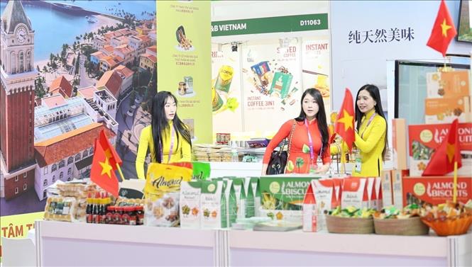 Các doanh nghiệp Việt Nam trưng bày giới thiệu nhiều loại sản phẩm chất lượng cao tại CAEXPO lần thứ 23. Ảnh: Công Tuyên - PV TTXVN tại Trung Quốc