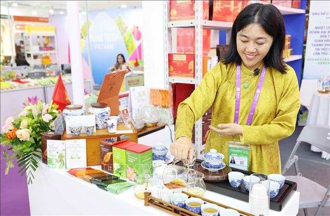 Bà Phạm Thị Thanh Hương, Giám đốc thương hiệu trà Việt Tú, Quảng Ninh giới thiệu hương vị trà đặc sản Việt Nam. Ảnh: Công Tuyên - PV TTXVN tại Trung Quốc