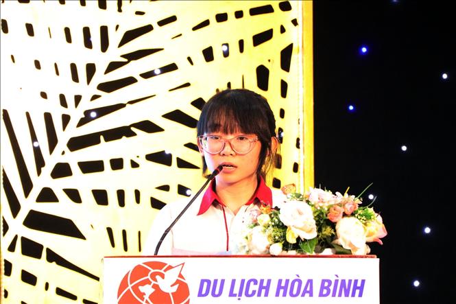 Em Nguyễn Huỳnh Cẩm Tiên, học sinh lớp 9/2, Trường Phổ cập Tam Hà (phường Tam Bình, Thành phố Hồ Chí Minh) phát biểu tại chương trình. Ảnh: Thanh Vũ – TTXVN
