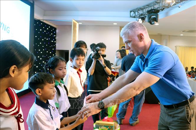 Ông Damien Roberts, Giám đốc điều hành tổ chức Saigon Children's Charity CIO trao học bổng cho các em học sinh có hoàn cảnh khó khăn nỗ lực vươn lên trong học tập. Ảnh: Thanh Vũ – TTXVN

