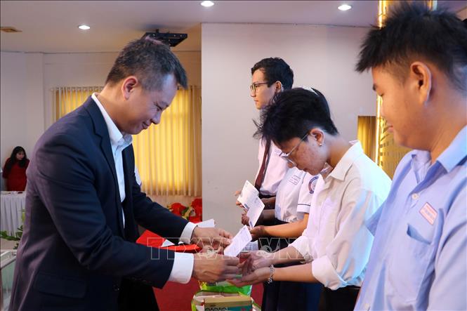 Lãnh đạo các doanh nghiệp, nhà tài trợ trao học bổng cho các em học sinh có hoàn cảnh khó khăn nỗ lực vươn lên trong học tập. Ảnh: Thanh Vũ – TTXVN
