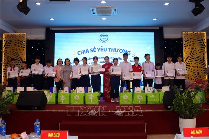 Bà Nguyễn Thị Thanh Hòa, Chủ tịch Hội Bảo vệ Quyền trẻ em Việt Nam và Bà Mai Thị Ngọc Mai, Chủ tịch Hội Bảo vệ Quyền trẻ em Thành phố Hồ Chí Minh tuyên dương các em học sinh có hoàn cảnh khó khăn. Ảnh: Thanh Vũ – TTXVN
