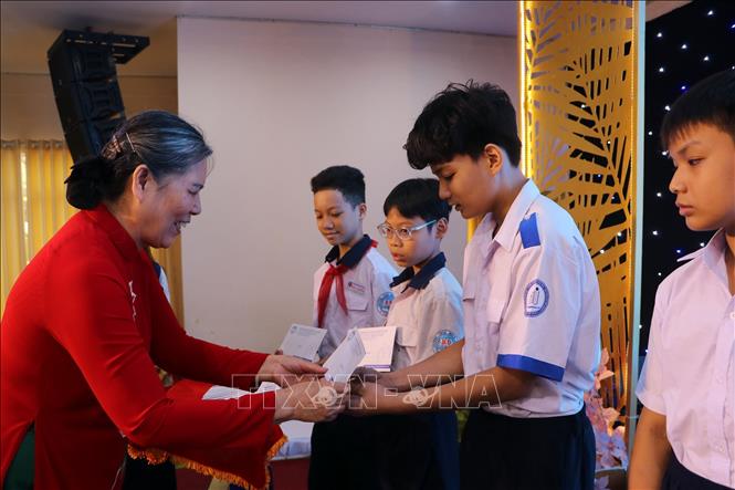 Bà Nguyễn Thị Thanh Hòa, Chủ tịch Hội Bảo vệ Quyền trẻ em Việt Nam tuyên dương các em học sinh có hoàn cảnh khó khăn nỗ lực vươn lên trong học tập. Ảnh: Thanh Vũ – TTXVN
