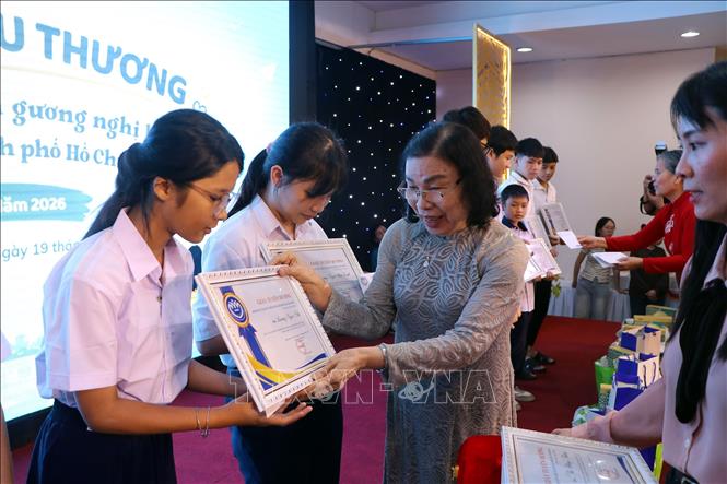 Bà Mai Thị Ngọc Mai, Chủ tịch Hội Bảo vệ Quyền trẻ em Thành phố Hồ Chí Minh tuyên dương các em học sinh có hoàn cảnh khó khăn nỗ lực vươn lên trong học tập. Ảnh: Thanh Vũ – TTXVN

