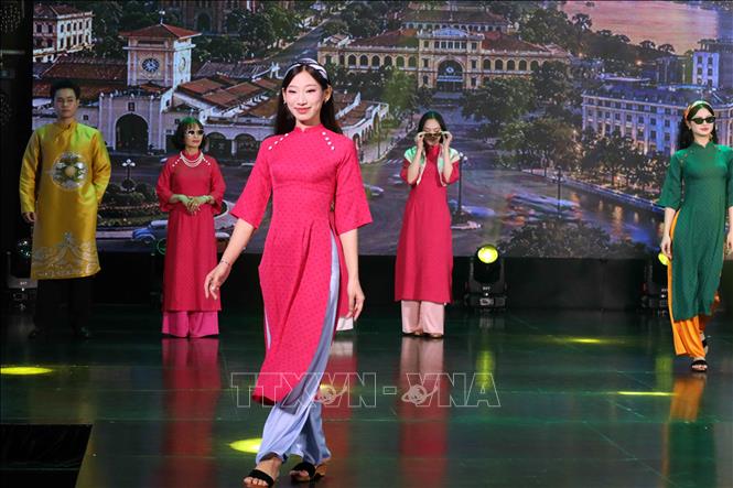 Các mẫu áo dài được trình diễn tại buổi lễ. Ảnh: Trần Lê Lâm - TTXVN 