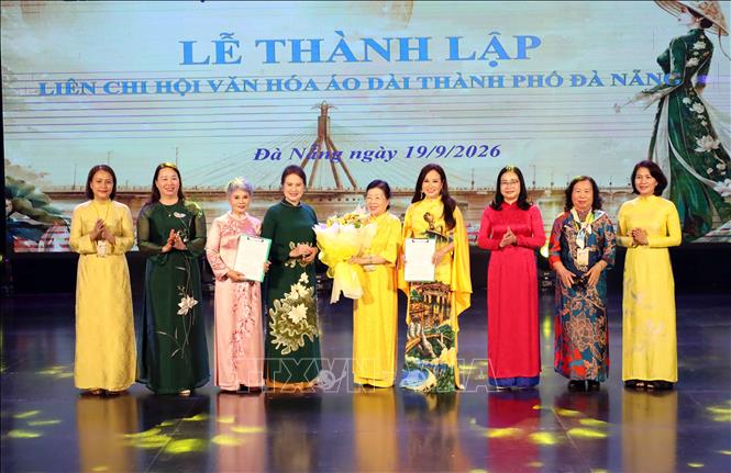 Ban Tổ chức trao hoa và quyết định thành lập Liên Chi hội Văn hóa Áo dài Việt Nam thành phố Đà Nẵng tại buổi lễ. Ảnh: Trần Lê Lâm - TTXVN 