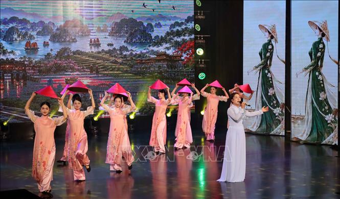 Áo dài được trình diễn trong các tiết mục nghệ thuật tại buổi lễ. Ảnh: Trần Lê Lâm - TTXVN 