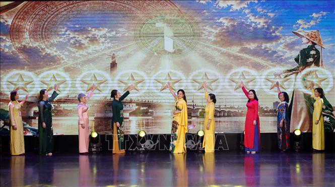 Đại biểu thực hiện nghi thức ra mắt Liên Chi hội Văn hóa Áo dài Việt Nam thành phố Đà Nẵng. Ảnh: Trần Lê Lâm - TTXVN 
