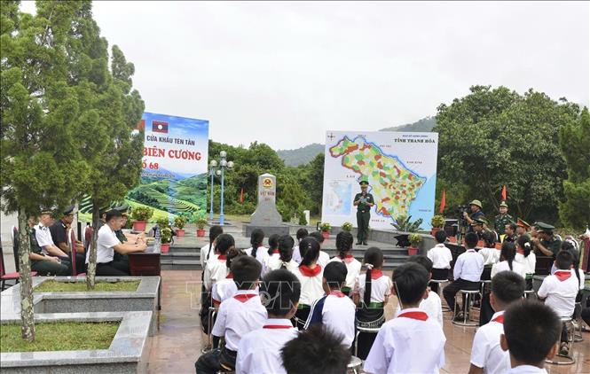 “Tiết học biên cương” giúp học sinh hiểu hơn về biên giới quê hương và nâng cao ý thức trách nhiệm trong tham gia bảo vệ chủ quyền, an ninh biên giới quốc gia ngay từ khi còn ngồi trên ghế nhà trường. Ảnh: Hoa Mai - TTXVN