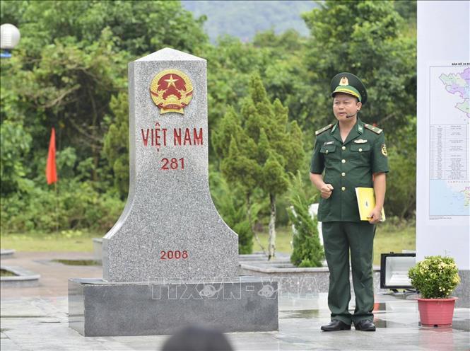 Thiếu tá Nguyễn Chí Tôn, Đội trưởng Đội Vận động quần chúng, Đồn Biên phòng cửa khẩu Tén Tằn giới thiệu cho học sinh Trường Tiểu học và THCS Mường Lát - điểm trường Tén Tằn những kiến thức cơ bản về biên giới quốc gia, hệ thống đường biên, mốc quốc giới cũng như ý nghĩa của cột mốc trong xác định chủ quyền lãnh thổ. Ảnh: Hoa Mai - TTXVN