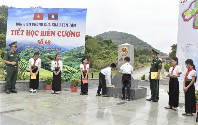 Dưới sự hướng dẫn của cán bộ, chiến sĩ, các học sinh được trực tiếp tham gia vệ sinh, lau chùi mốc quốc giới 281. Ảnh: Hoa Mai - TTXVN
