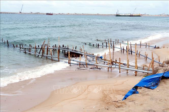 Hệ thống giếng lấy nước từ biển phục vụ cho việc nuôi trồng thủy sản bị ảnh hưởng khiến các hộ nuôi tại thôn Mỹ Thủy thiệt hại nặng về kinh tế. ảnh: Tá Chuyên - TTXVN