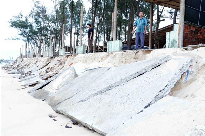 Người dân thôn Mỹ Thủy đang phải đối mặt với tâm lý bất an khi khu vực sản xuất, sinh sống ngày càng bị biển xâm thực. Ảnh: Tá Chuyên - TTXVN
