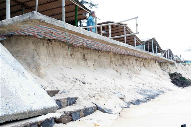 Nước biển đã khoét sâu lớp cát phía dưới, tạo thành những hàm ếch tại khu vực các ki ốt kinh doanh sát bãi biển thôn Mỹ Thủy, xã Mỹ Thủy. Ảnh: Tá Chuyên - TTXVN