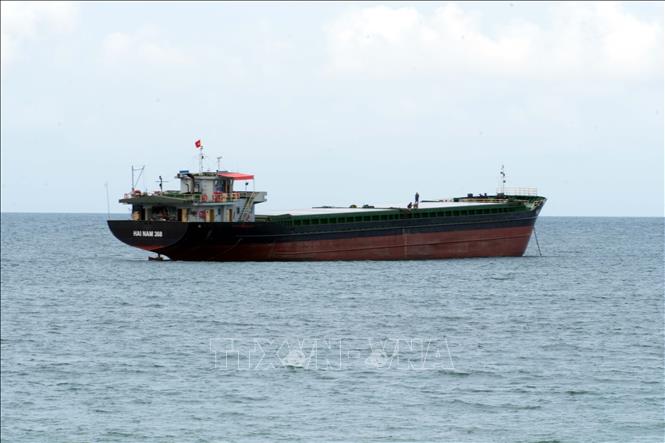 Người dân thôn Mỹ Thủy (xã Mỹ Thủy) cho rằng, việc khai thác cát là một trong những nguyên nhân gây ra sạt lở và xâm thực nghiêm trọng. Ảnh: Tá Chuyên - TTXVN