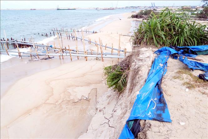 Cùng với việc gây sạt lở, nhiều giếng phục vụ nuôi trồng thủy sản của người dân thôn Mỹ Thủy, xã Mỹ Thủy bị đánh sập, hư hỏng hoặc nước biển cuốn trôi. Ảnh: Tá Chuyên - TTXVN