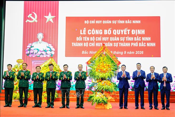Các đồng chí lãnh đạo thành phố Bắc Ninh tặng hoa chúc mừng Bộ Chỉ huy Quân sự thành phố Bắc Ninh. Ảnh: Thanh Thương - TTXVN