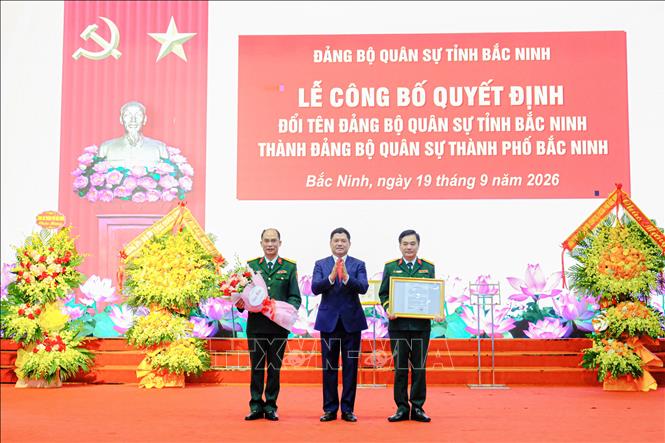 Bí thư Thành ủy Bắc Ninh Nguyễn Hồng Thái trao Quyết định thành lập Đảng ủy Bộ Chỉ huy Quân sự thành phố Bắc Ninh. Ảnh: Thanh Thương - TTXVN