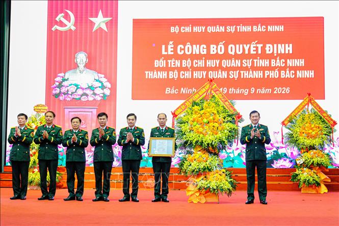 Trung tướng La Công Phương, Chính ủy Quân khu I trao Quyết định và tặng hoa chúc mừng Bộ Chỉ huy Quân sự thành phố Bắc Ninh. Ảnh: Thanh Thương - TTXVN