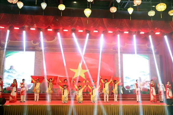 Tiết mục biểu diễn của 40 sinh viên sắc nhất của 25 trường vào chung kết. Ảnh: Thanh Tuấn - TTXVN