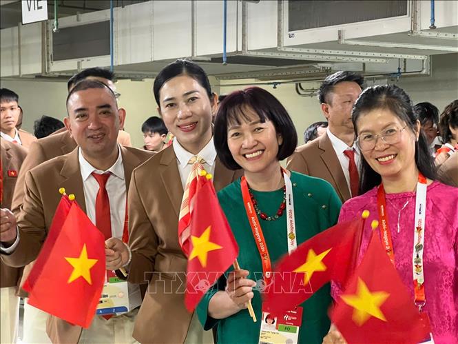 Các VĐV Việt Nam tham dự Lễ khai mạc ASIAD 20. Ảnh: TTXVN phát