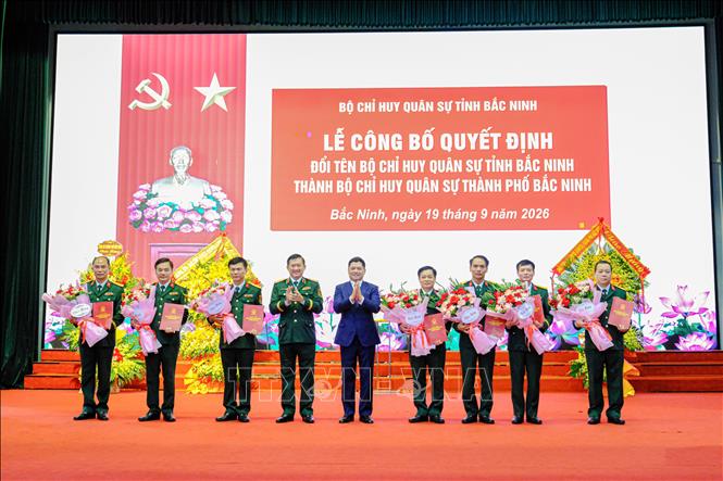 Trung tướng La Công Phương, Chính ủy Quân khu I; Nguyễn Hồng Thái, Bí thư Thành ủy Bắc Ninh trao quyết định về công tác cán bộ tại Hội nghị. Ảnh: Thanh Thương - TTXVN