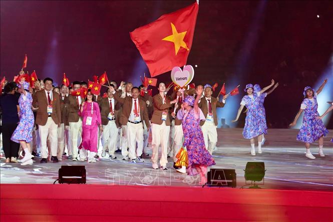 Các VĐV của đoàn thể thao Việt Nam diễu hành tại Lễ khai mạc ASIAD 20. Ảnh: TTXVN phát