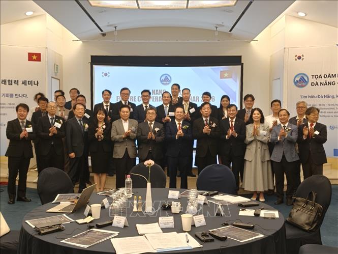 Các đại biểu tham dự tọa đàm chụp ảnh lưu niệm. Ảnh: Đào Lâm - Phóng viên TTXVN tại Hàn Quốc