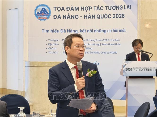 Chủ tịch UBND thành phố Đà Nẵng Nguyễn Mạnh Hùng giải đáp thắc mắc của các đối tác Hàn Quốc. Ảnh: Đào Lâm - Phóng viên TTXVN tại Hàn Quốc
