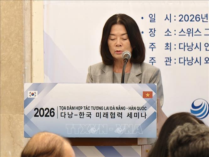 Bà Son Ha-eun, Chủ tịch Hội Khoa học Công nghệ AI & Blockchain Hàn Quốc phát biểu. Ảnh: Đào Lâm - Phóng viên TTXVN tại Hàn Quốc