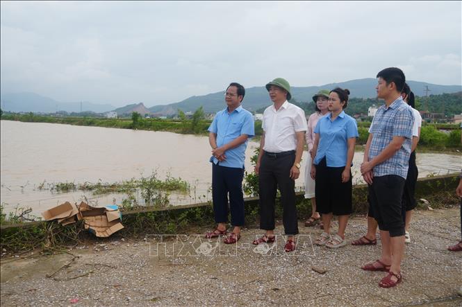 Ông Khương Bá Luận, Tổng Giám đốc Công ty Trách nhiệm hữu hạn Một thành viên Sông Chu kiểm tra các công trình hồ đập, chiều 19/9. Ảnh: Khiếu Tư - TTXVN